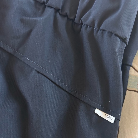 Vuori Black women’s jogger Pants with zip pockets - Picture 5 of 6